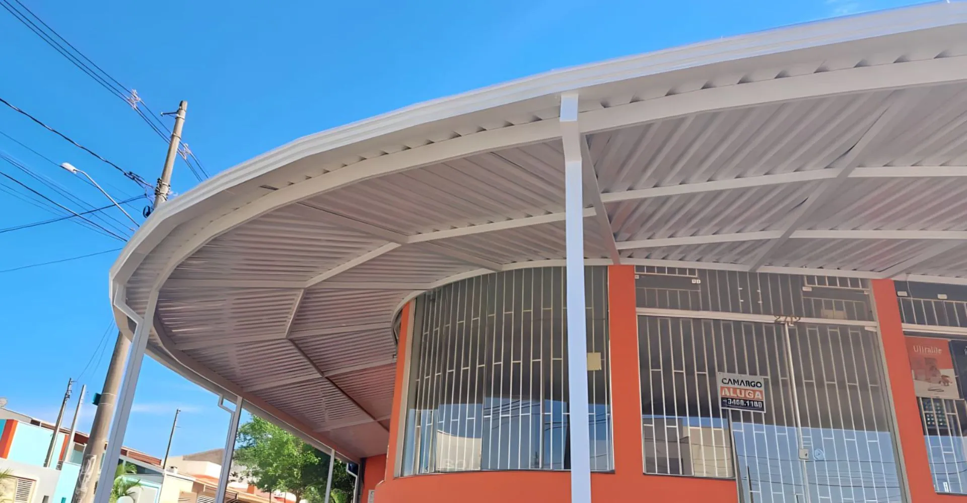 Cobertura metálica de telha simples trapezoidal instalada em garagem residencial em Mogi Mirim SP — Toldos em Mogi Mirim