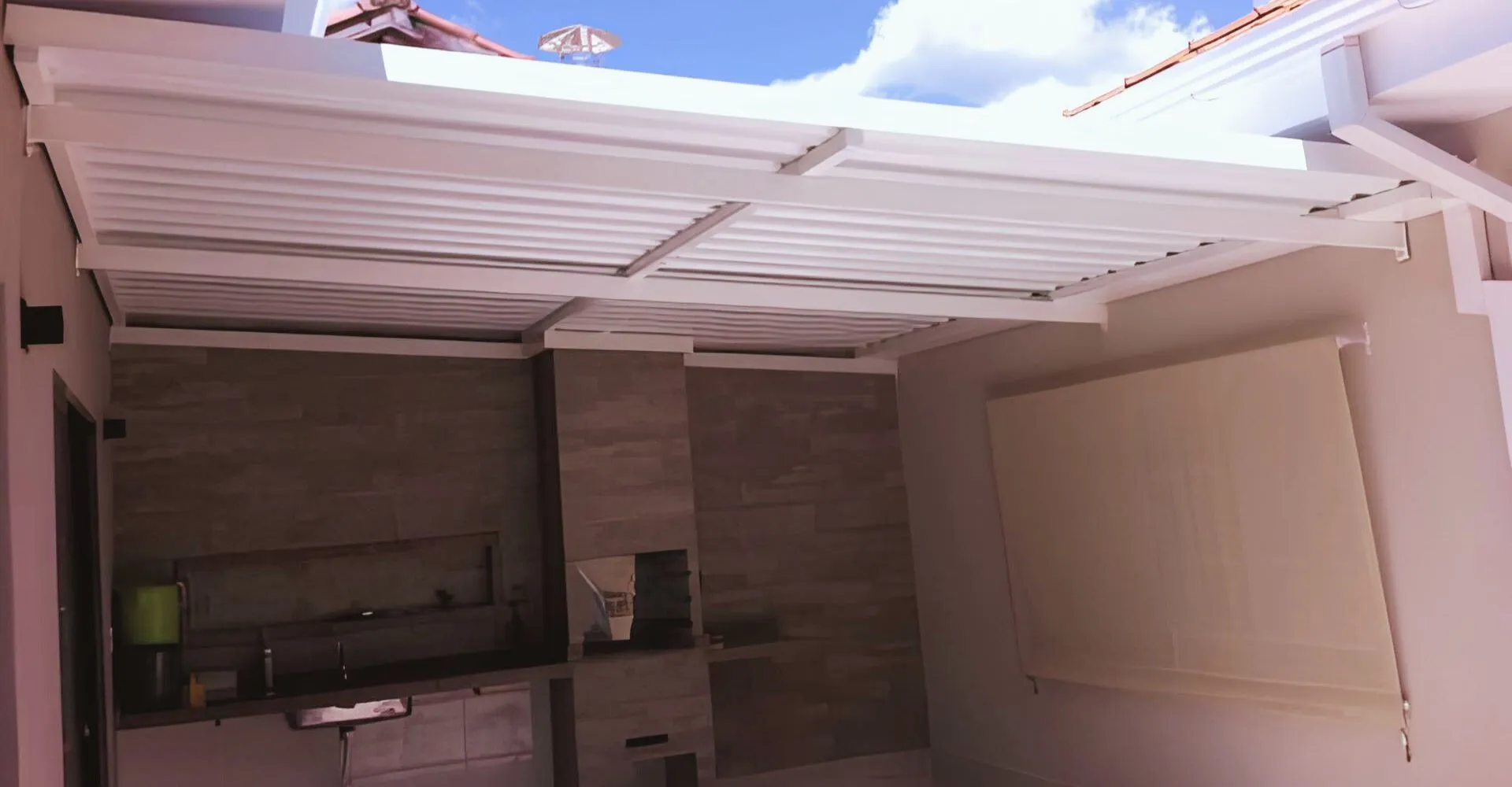 Cobertura metálica de telha sanduíche trapezoidal instalada em galpão comercial em Mogi Mirim SP — Toldos em Mogi Mirim