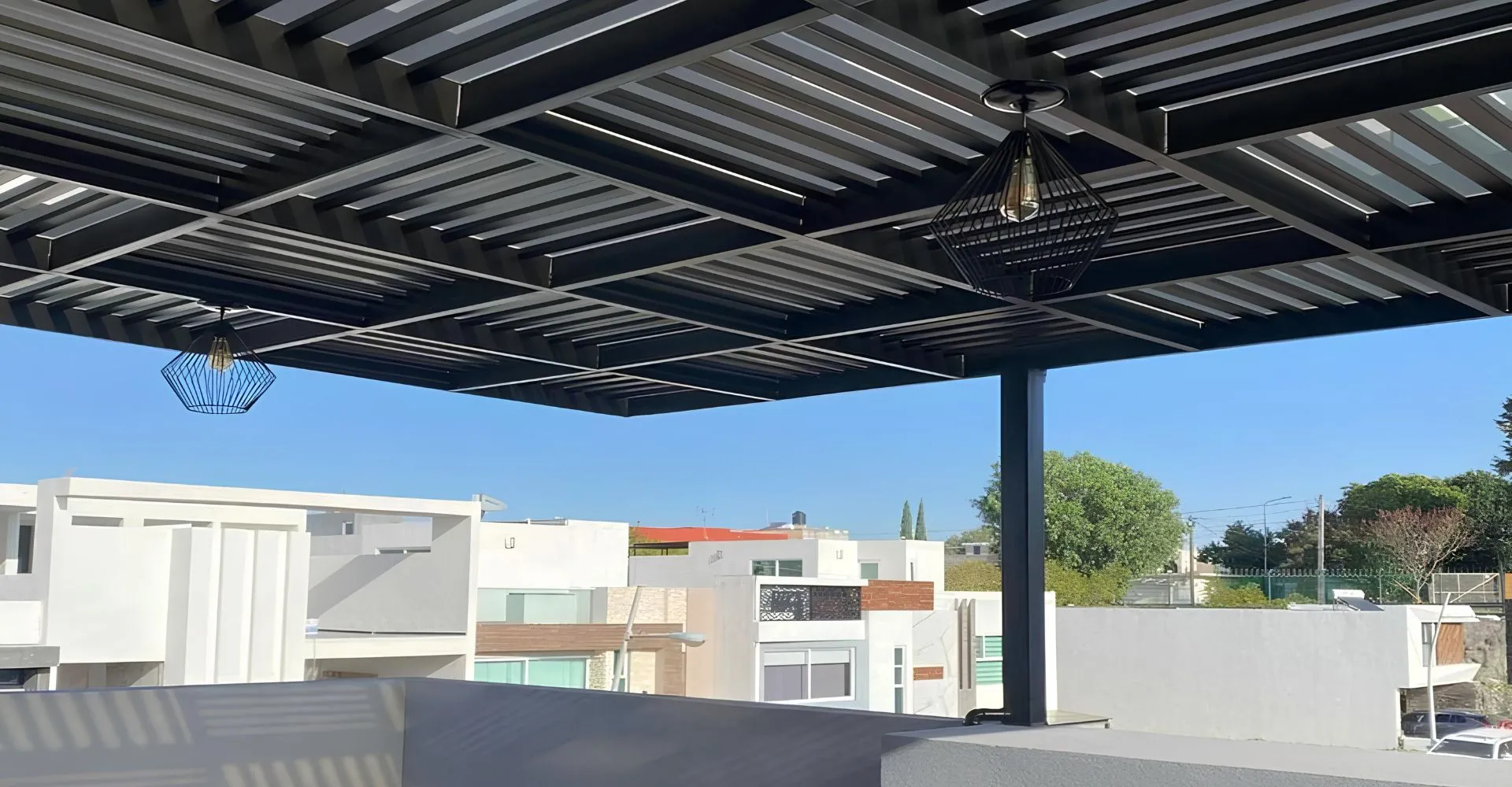 Pergolado de alumínio xadrez com corte geométrico instalado em fachada residencial em Mogi Mirim SP — Toldos em Mogi Mirim